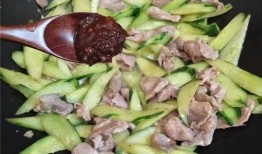 娱乐吃瓜酱生日拍照,欢乐氛围感染众人